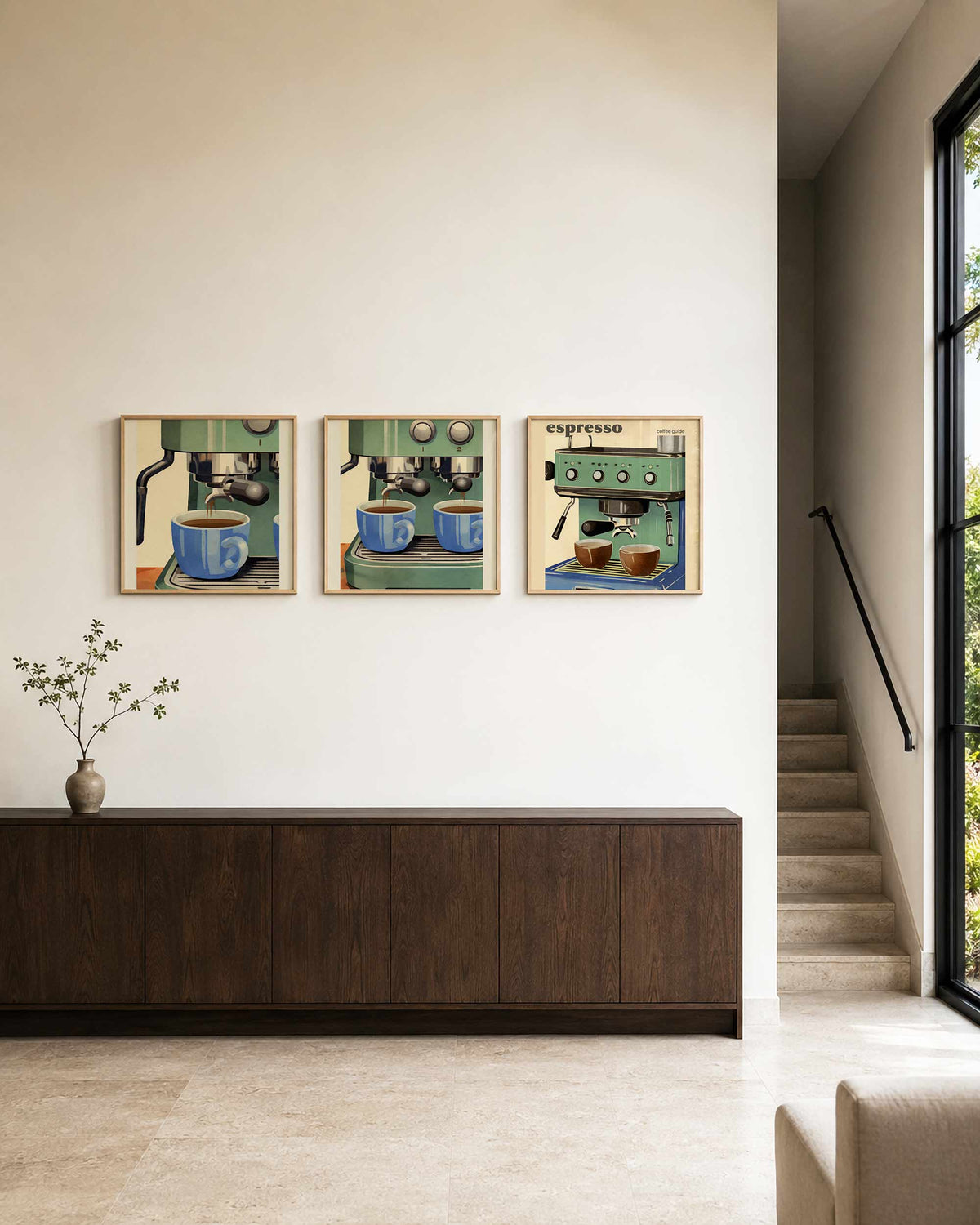 Interieurpresentatie van een driedelige vierkante posterset met espressomachine koffie