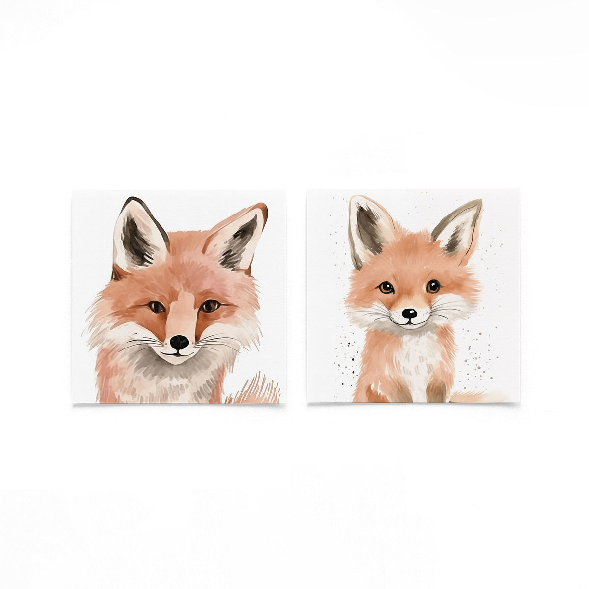 Twee vierkante posters met vosportretten op een gebroken witte achtergrond