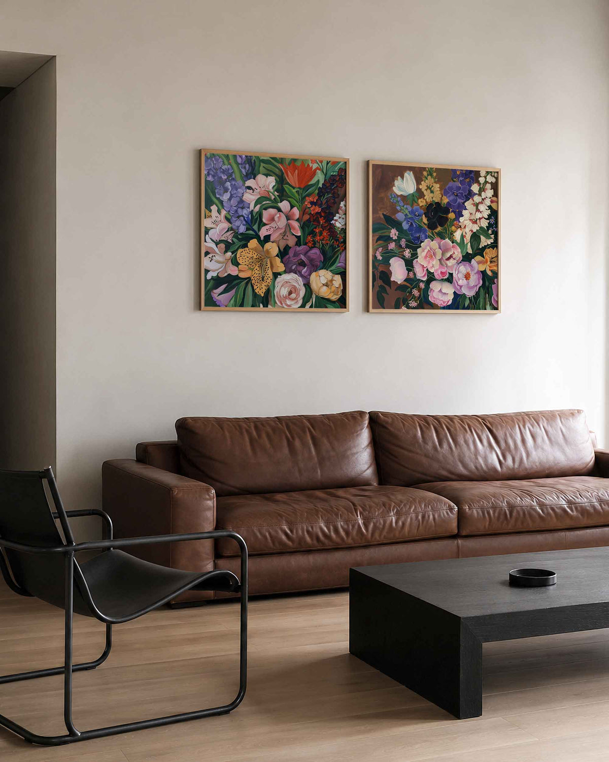 Interieurpresentatie van een tweedelige vierkante posterset met kleurrijke bloemen