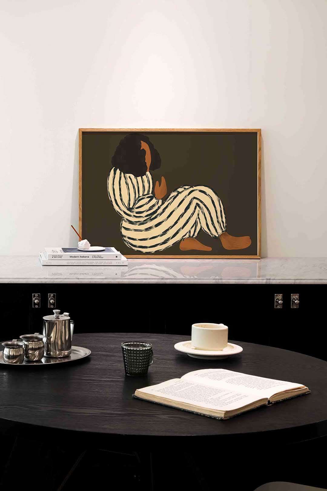 Zittende figuur met strepen Poster