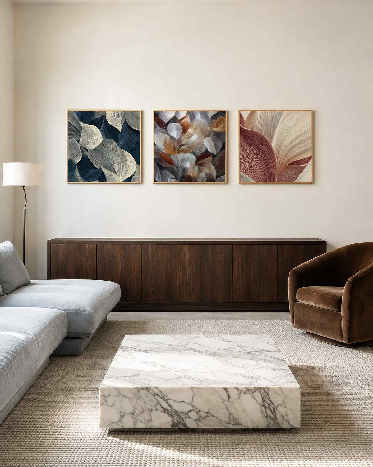 Interieurpresentatie van een driedelige vierkante posterset met abstracte bladstructuren